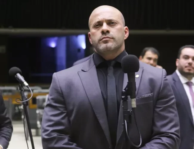 Moraes aponta ‘absoluta má-fé’ e mantém Daniel Silveira preso