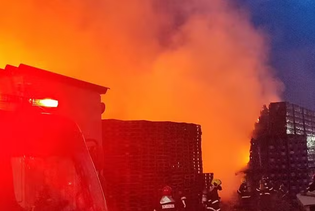 Incêndio de grandes proporções atinge fábrica da Ambev em Manaus
