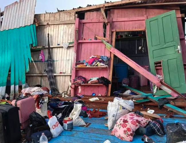 Buscas continuam por desaparecidos após colisão entre balsa e casas flutuantes no Amazonas