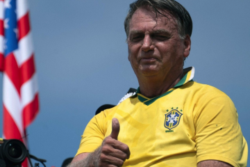 Bolsonaro mantém seu nome para a eleição de 2026, mesmo inelegível, e nega que vá deixar o Brasil